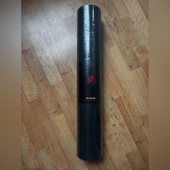 Peloton Reversible Workout Mat NWT Never Opened black red - Picture 1 of 3